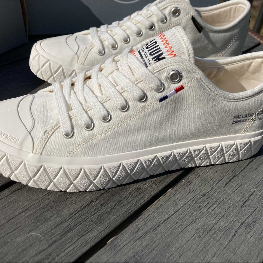 New in box Palladium Canvas Sneakers 👟. Perfect for Summer Wear!!